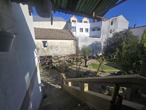 Dos casas centro de Tomiño con patio privado y gran potencial