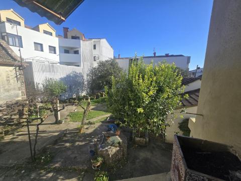 Dos casas centro de Tomiño con patio privado y gran potencial