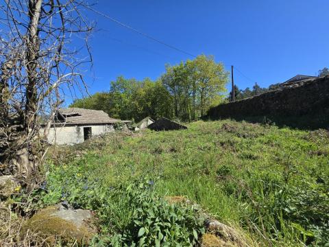 Finca con  casa,  molino y hórreo + bosque en Mondariz