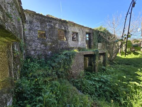 Finca con  casa,  molino y hórreo + bosque en Mondariz