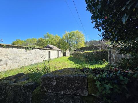 Finca con  casa,  molino y hórreo + bosque en Mondariz