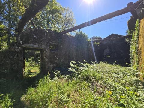 Finca con  casa,  molino y hórreo + bosque en Mondariz