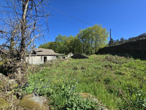 Finca con  casa,  molino y hórreo + bosque en Mondariz