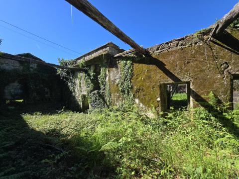 Finca con  casa,  molino y hórreo + bosque en Mondariz