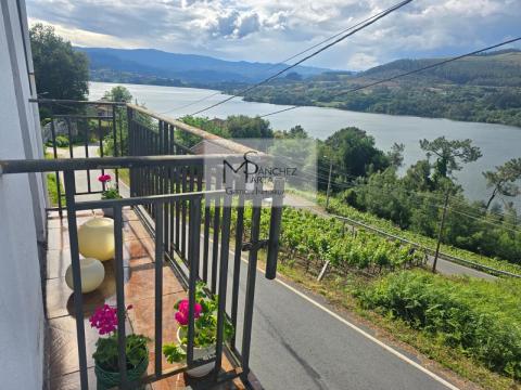 Casa  piedra con vistas privilegiadas al río Miño, en corazón vitivinícola de Castrelo de Miño
