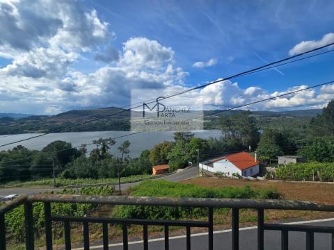 Casa  piedra con vistas privilegiadas al río Miño, en corazón vitivinícola de Castrelo de Miño