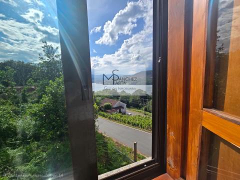 Casa  piedra con vistas privilegiadas al río Miño, en corazón vitivinícola de Castrelo de Miño