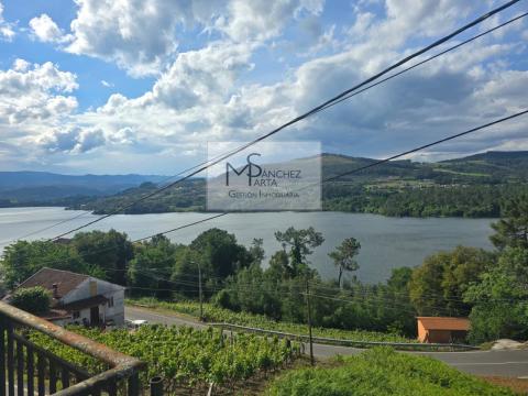 Casa  piedra con vistas privilegiadas al río Miño, en corazón vitivinícola de Castrelo de Miño