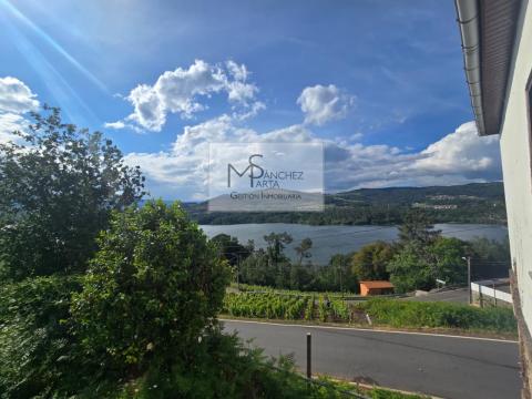 Casa  piedra con vistas privilegiadas al río Miño, en corazón vitivinícola de Castrelo de Miño