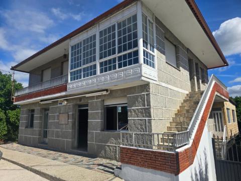 PROPIEDAD CON VIVIENDA INDEPENDIENTE, ESPACIO DE HOSTELERÍA REFORMADO, ALMACENES Y TERRENO EN ARBO