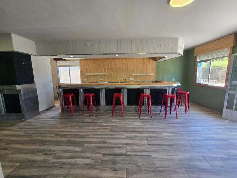 PROPIEDAD CON VIVIENDA INDEPENDIENTE, ESPACIO DE HOSTELERÍA REFORMADO, ALMACENES Y TERRENO EN ARBO
