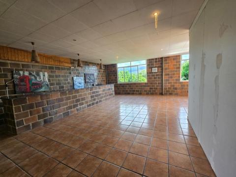 PROPIEDAD CON VIVIENDA INDEPENDIENTE, ESPACIO DE HOSTELERÍA REFORMADO, ALMACENES Y TERRENO EN ARBO