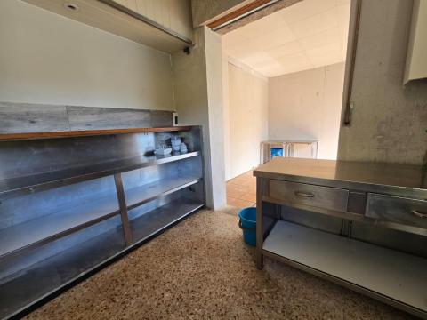 PROPIEDAD CON VIVIENDA INDEPENDIENTE, ESPACIO DE HOSTELERÍA REFORMADO, ALMACENES Y TERRENO EN ARBO