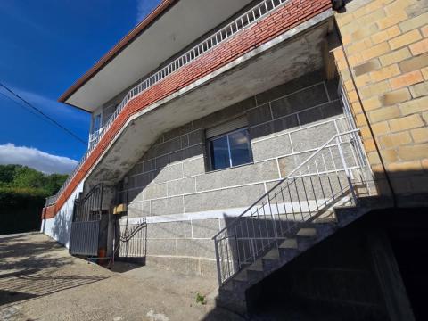 PROPIEDAD CON VIVIENDA INDEPENDIENTE, ESPACIO DE HOSTELERÍA REFORMADO, ALMACENES Y TERRENO EN ARBO