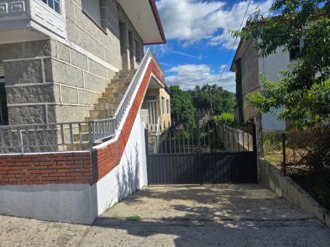 PROPIEDAD CON VIVIENDA INDEPENDIENTE, ESPACIO DE HOSTELERÍA REFORMADO, ALMACENES Y TERRENO EN ARBO