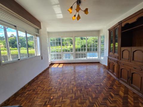 PROPIEDAD CON VIVIENDA INDEPENDIENTE, ESPACIO DE HOSTELERÍA REFORMADO, ALMACENES Y TERRENO EN ARBO
