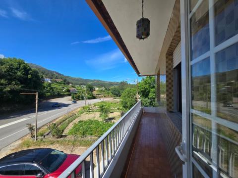 PROPIEDAD CON VIVIENDA INDEPENDIENTE, ESPACIO DE HOSTELERÍA REFORMADO, ALMACENES Y TERRENO EN ARBO