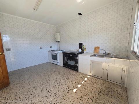 PROPIEDAD CON VIVIENDA INDEPENDIENTE, ESPACIO DE HOSTELERÍA REFORMADO, ALMACENES Y TERRENO EN ARBO
