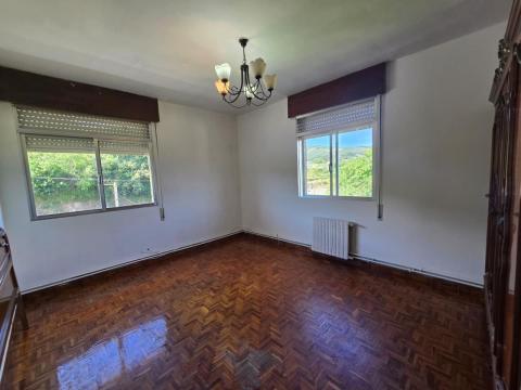 PROPIEDAD CON VIVIENDA INDEPENDIENTE, ESPACIO DE HOSTELERÍA REFORMADO, ALMACENES Y TERRENO EN ARBO