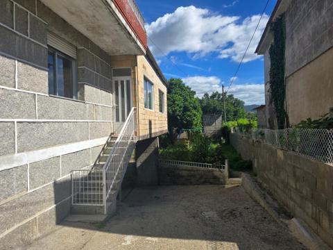 PROPIEDAD CON VIVIENDA INDEPENDIENTE, ESPACIO DE HOSTELERÍA REFORMADO, ALMACENES Y TERRENO EN ARBO