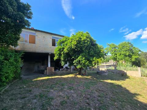 PROPIEDAD CON VIVIENDA INDEPENDIENTE, ESPACIO DE HOSTELERÍA REFORMADO, ALMACENES Y TERRENO EN ARBO