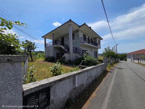 Casa unifamiliar , situada en Toén, con 220 m² construidos distribuidos en dos plantas y una finca de aproximadamente 1.200 m².