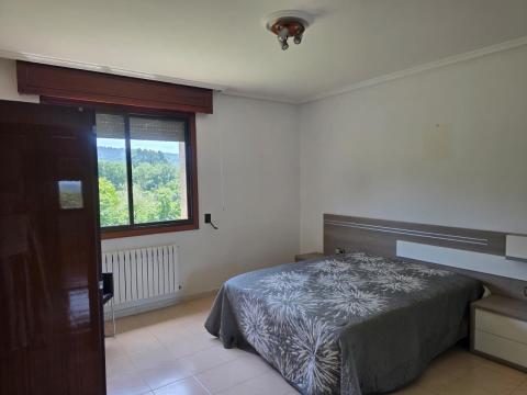 Casa unifamiliar , situada en Toén, con 220 m² construidos distribuidos en dos plantas y una finca de aproximadamente 1.200 m².