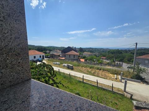 Casa unifamiliar , situada en Toén, con 220 m² construidos distribuidos en dos plantas y una finca de aproximadamente 1.200 m².