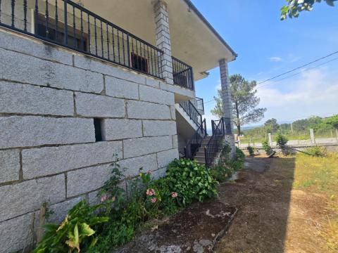 Casa unifamiliar , situada en Toén, con 220 m² construidos distribuidos en dos plantas y una finca de aproximadamente 1.200 m².