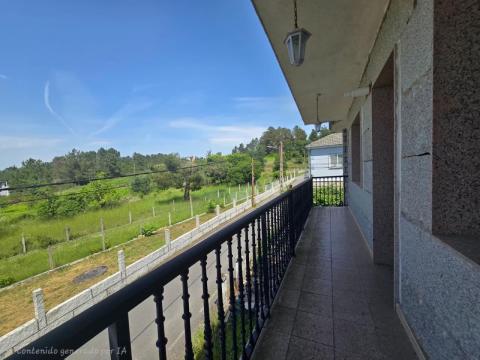 Casa unifamiliar , situada en Toén, con 220 m² construidos distribuidos en dos plantas y una finca de aproximadamente 1.200 m².