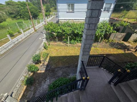 Casa unifamiliar , situada en Toén, con 220 m² construidos distribuidos en dos plantas y una finca de aproximadamente 1.200 m².