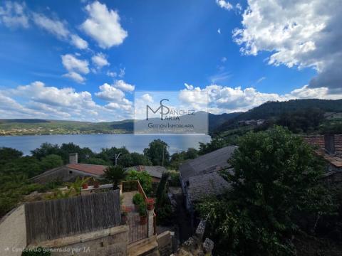 Casa de piedra de 1902 para rehabilitar en Ribadavia, con galería y vistas al río Miño
