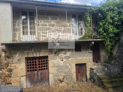 Casa de piedra de 1902 para rehabilitar en Ribadavia, con galería y vistas al río Miño