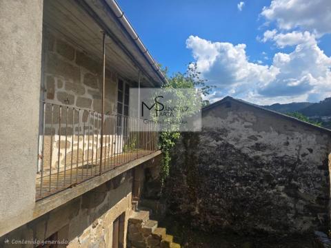 Casa de piedra de 1902 para rehabilitar en Ribadavia, con galería y vistas al río Miño