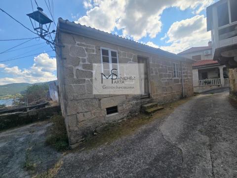 Casa de piedra de 1902 para rehabilitar en Ribadavia, con galería y vistas al río Miño