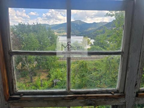 Casa de piedra de 1902 para rehabilitar en Ribadavia, con galería y vistas al río Miño