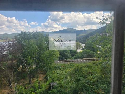 Casa de piedra de 1902 para rehabilitar en Ribadavia, con galería y vistas al río Miño