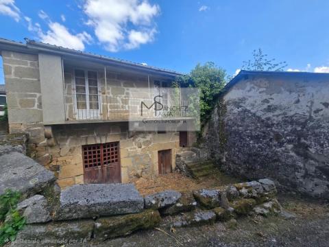 Casa de piedra de 1902 para rehabilitar en Ribadavia, con galería y vistas al río Miño