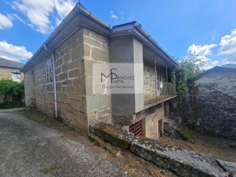 Casa de piedra de 1902 para rehabilitar en Ribadavia, con galería y vistas al río Miño