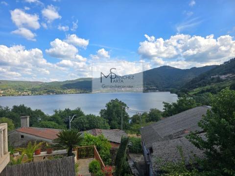 Casa de piedra de 1902 para rehabilitar en Ribadavia, con galería y vistas al río Miño