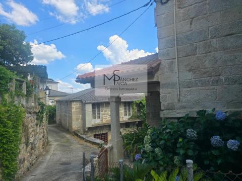Casa de piedra de 1902 para rehabilitar en Ribadavia, con galería y vistas al río Miño