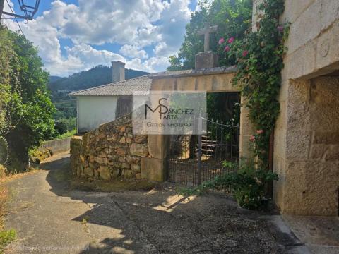 Casa de piedra de 1960 para rehabilitar en la Zona de Ribadavia, con patio y singular entrada de cantería.