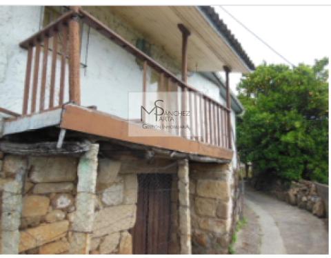 Casa de piedra de 1960 para rehabilitar en la Zona de Ribadavia, con patio y singular entrada de cantería.