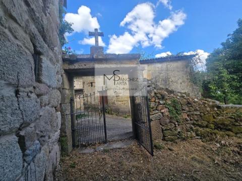 Casa de piedra de 1960 para rehabilitar en la Zona de Ribadavia, con patio y singular entrada de cantería.