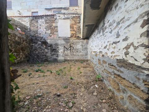Casa de piedra de 1960 para rehabilitar en la Zona de Ribadavia, con patio y singular entrada de cantería.