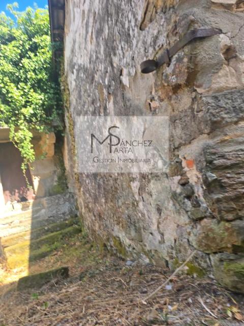 Casa de piedra de 1960 para rehabilitar en la Zona de Ribadavia, con patio y singular entrada de cantería.