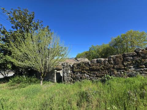 Finca con  casa,  molino y hórreo + bosque en Mondariz