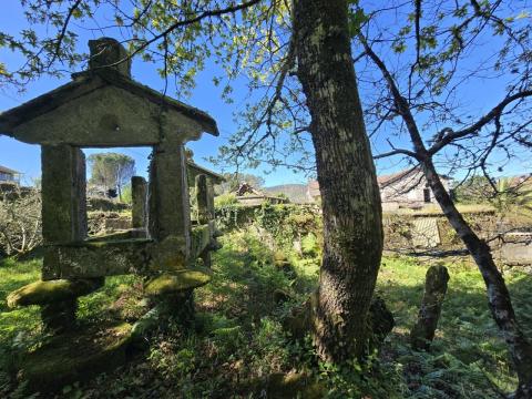 Finca con  casa,  molino y hórreo + bosque en Mondariz