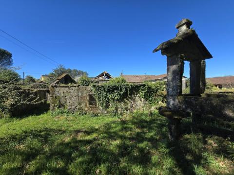 Finca con  casa,  molino y hórreo + bosque en Mondariz