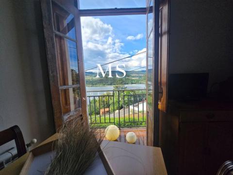 Casa  piedra con vistas privilegiadas al río Miño, en corazón vitivinícola de Castrelo de Miño